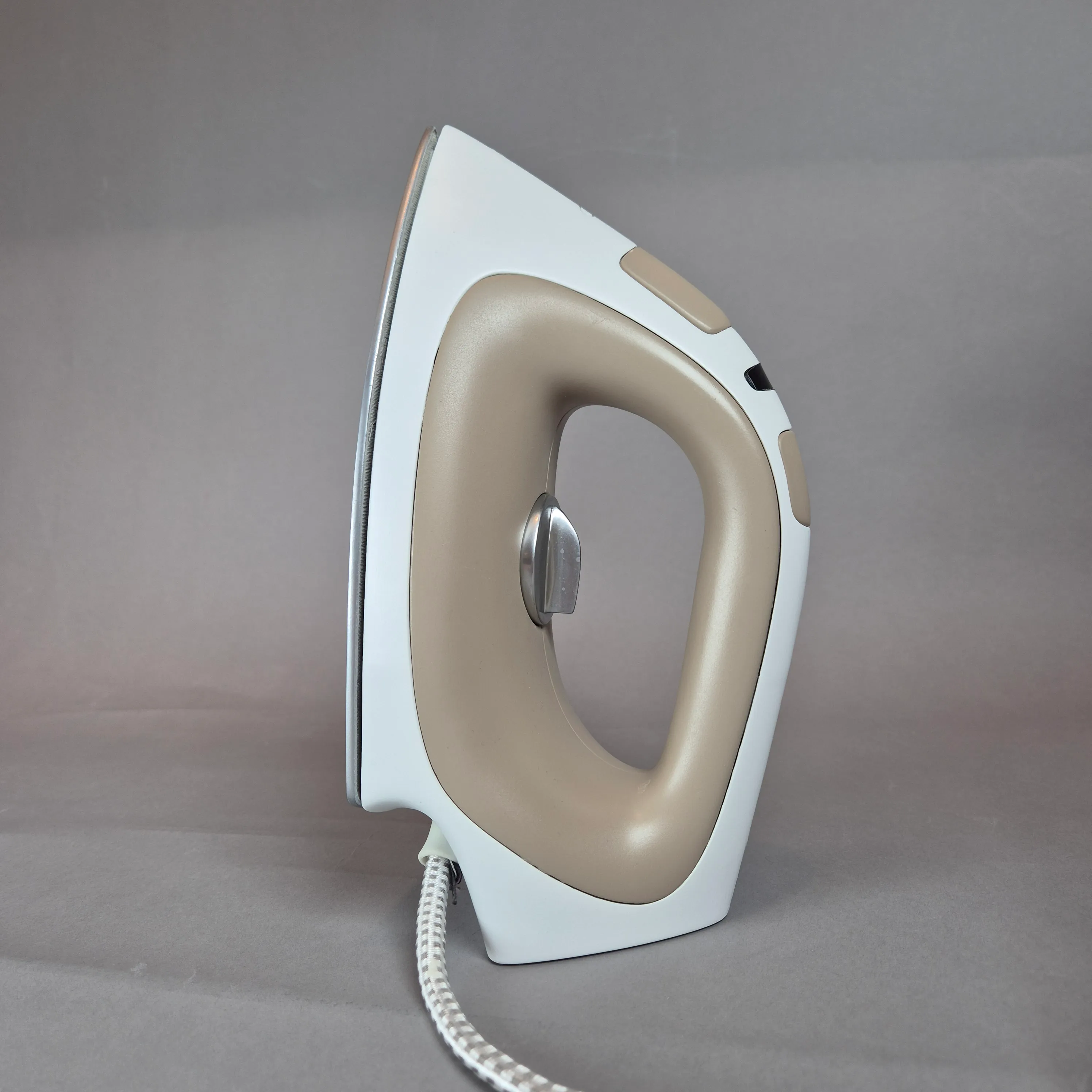 Harmonius - A Scandinavian design inspired Iron